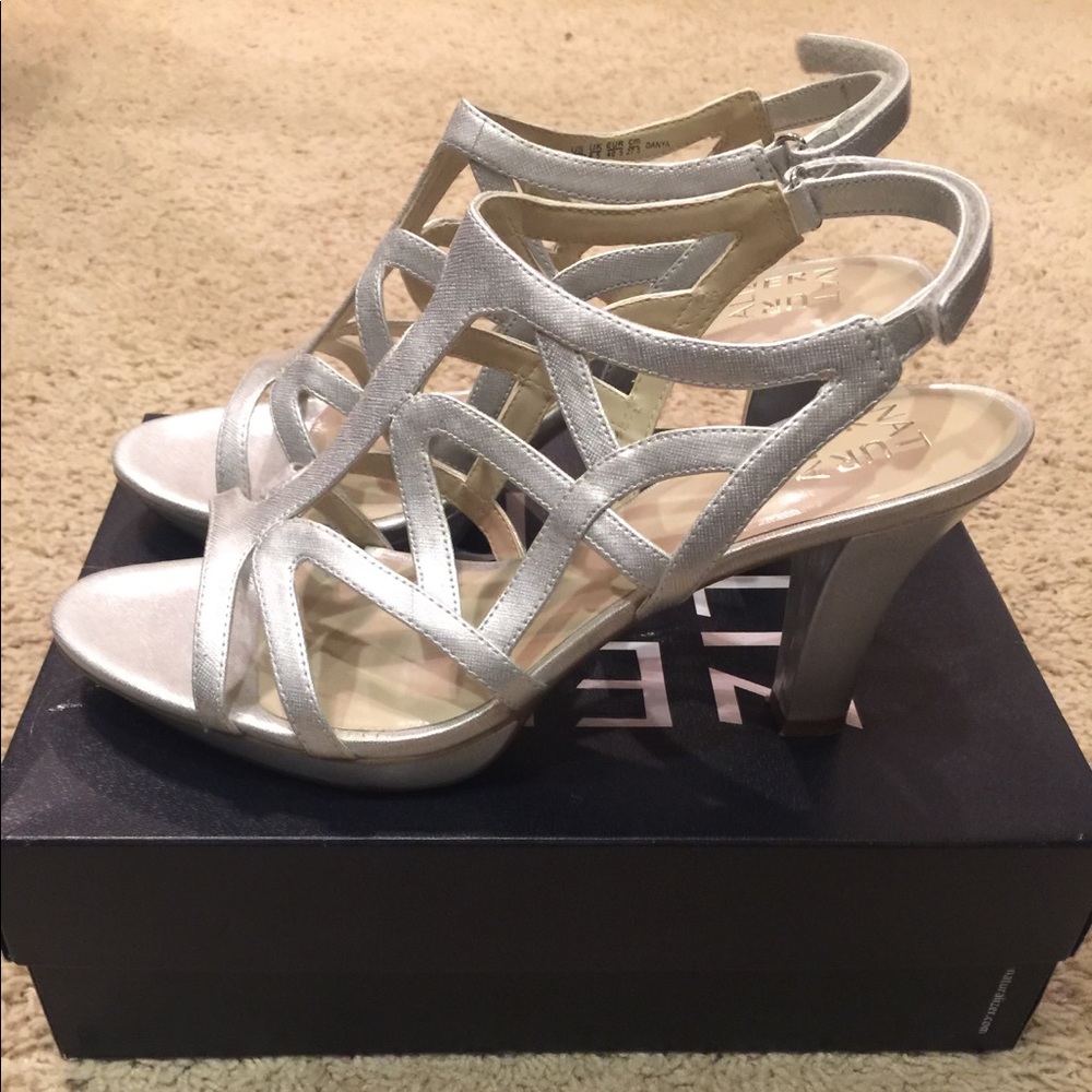 NATURALIZER Size 10.5M   Silver Strappy Heels.